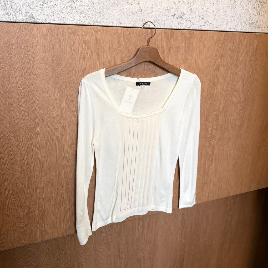 미셸 클라인 니트 긴팔 티셔츠 플리츠 패널 디테일 레귤러핏 아이보리 상품이미지1