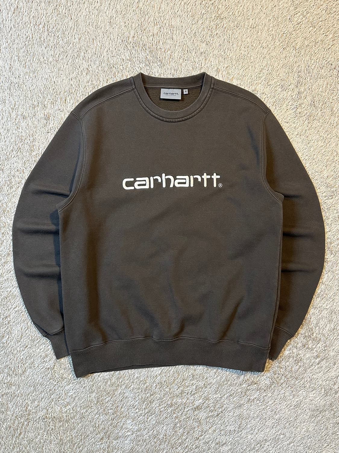 칼하트 WIP 스펠아웃 아치로고 맨투맨 브라운 상품이미지1