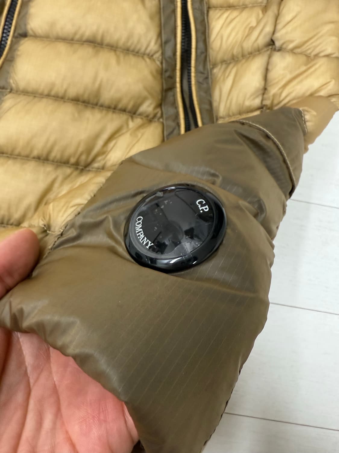 CP컴퍼니 DD 쉘 패딩 조끼 과 슈프림 티서츠 상품이미지2