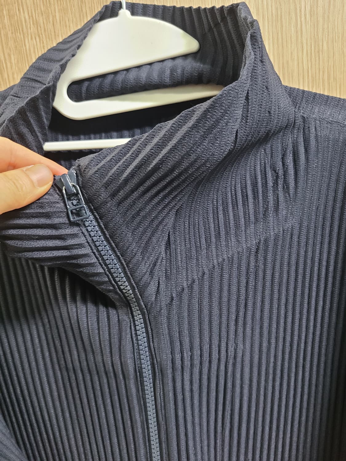 옴므플리세 이세이미야케 네이비 색상 집업  상품이미지2