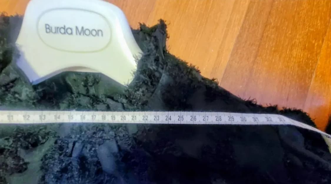 블랙 색상의 독특한 질감 패턴이 돋보이는 우아하고 고급스러운 블라우스 상품이미지7