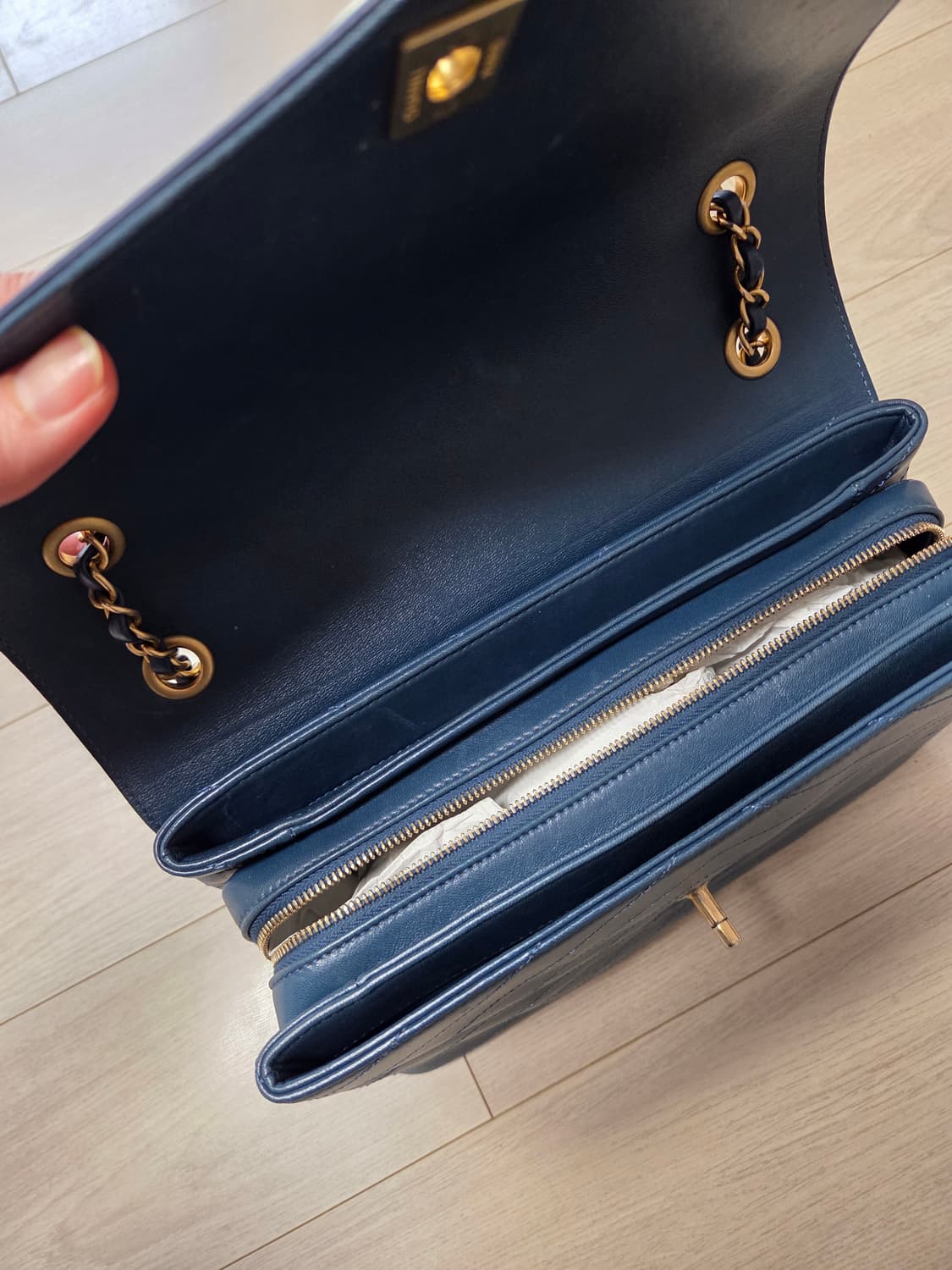 샤넬 쉐브론 브이 스티치 3단 플립백 상품이미지8