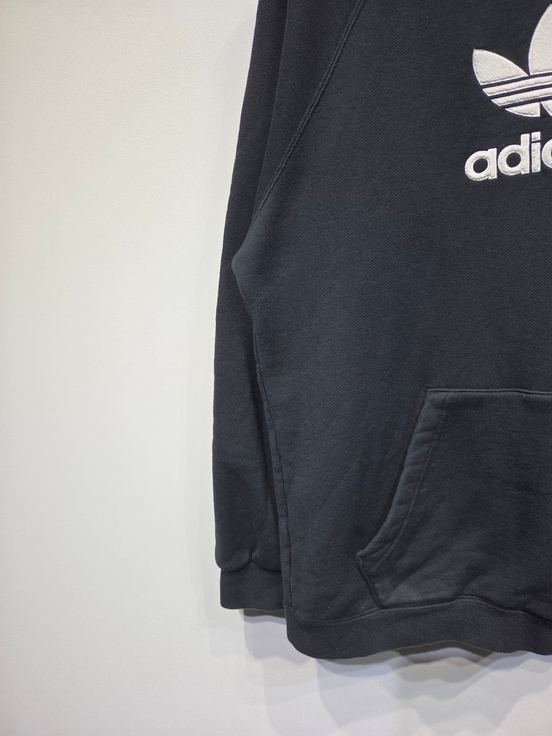 아디다스 오리지널스 빅로고 자수 후드티 상품이미지4