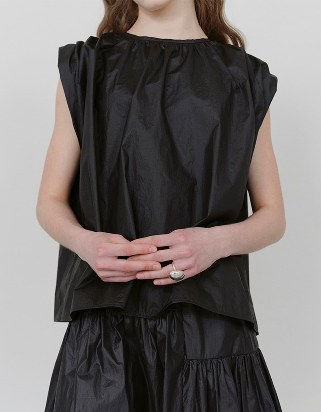 SCARF SHIRRING SLEEVELESS TOP_BLACK 상품이미지1