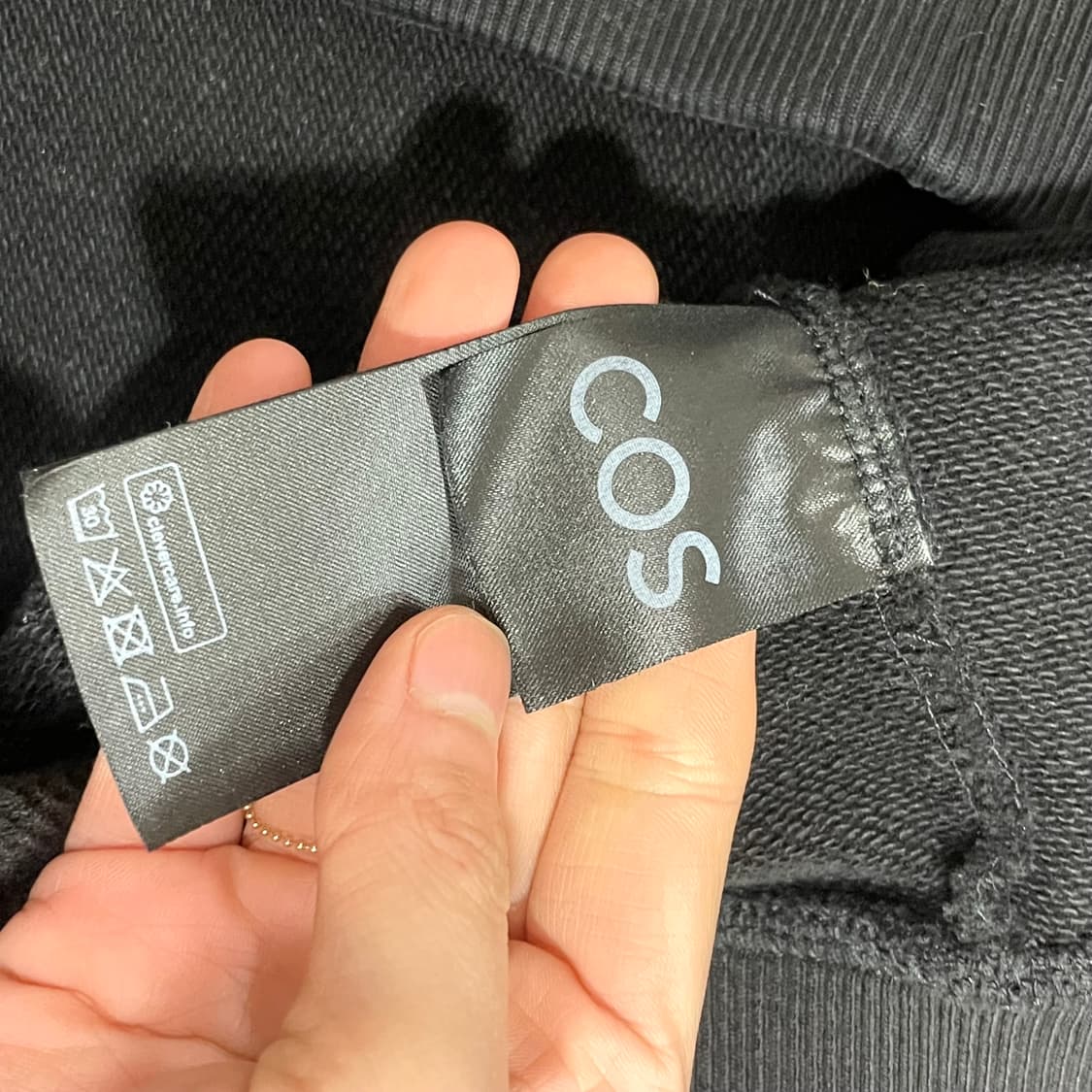 코스 블랙 오버핏 맨투맨 티셔츠 여성XS 상품이미지4