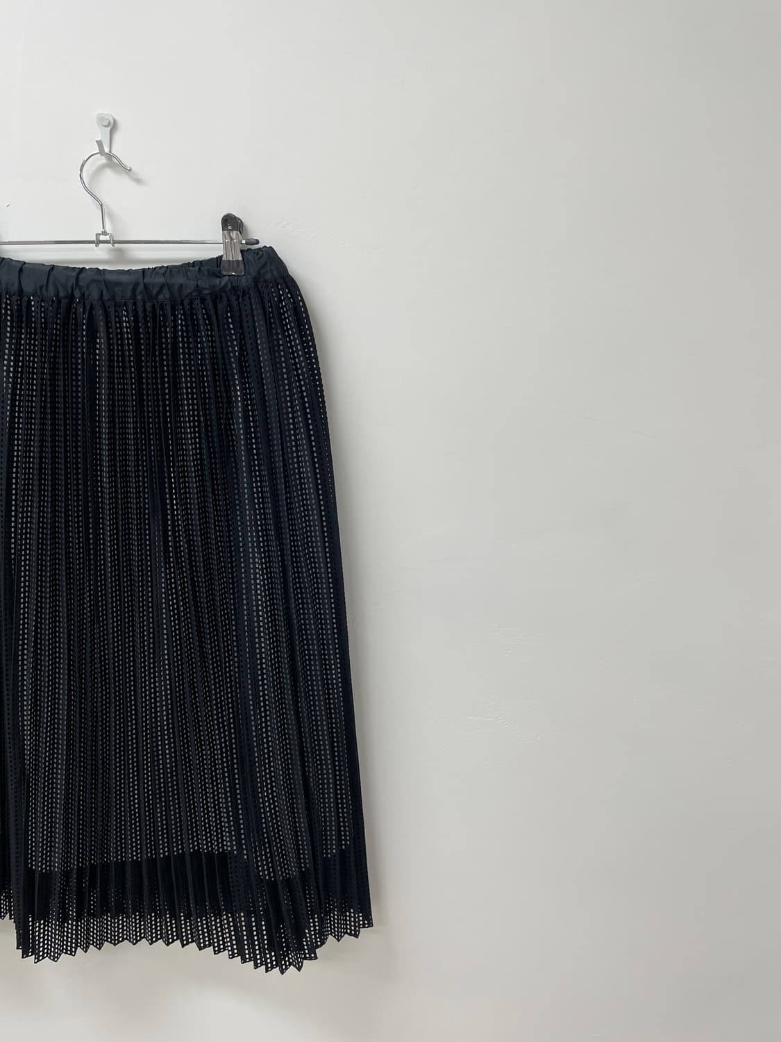 rhythomos 블랙  펀칭 플리츠 스커트 상품이미지2