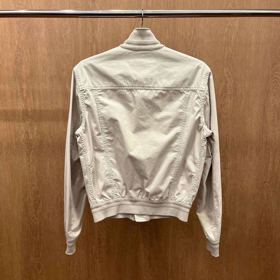 디스퀘어드2 하이넥 코튼 자켓 버튼 플랩 포켓 로고 자수 디테일 베이지 상품이미지3