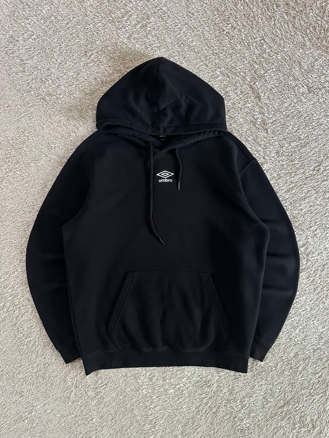 엄브로 UMBRO 센터로고 에센셜 기모 후드티 블랙 상품이미지1