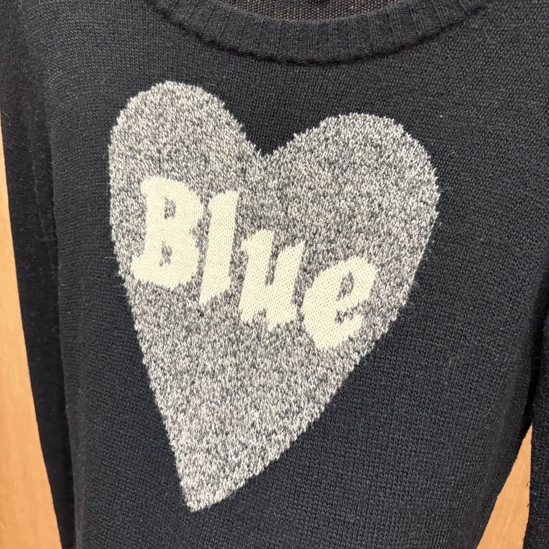 버버리 블루 라벨 라운드넥 니트 그레이 하트 로고 안타르시아 디테일 블랙 상품이미지6