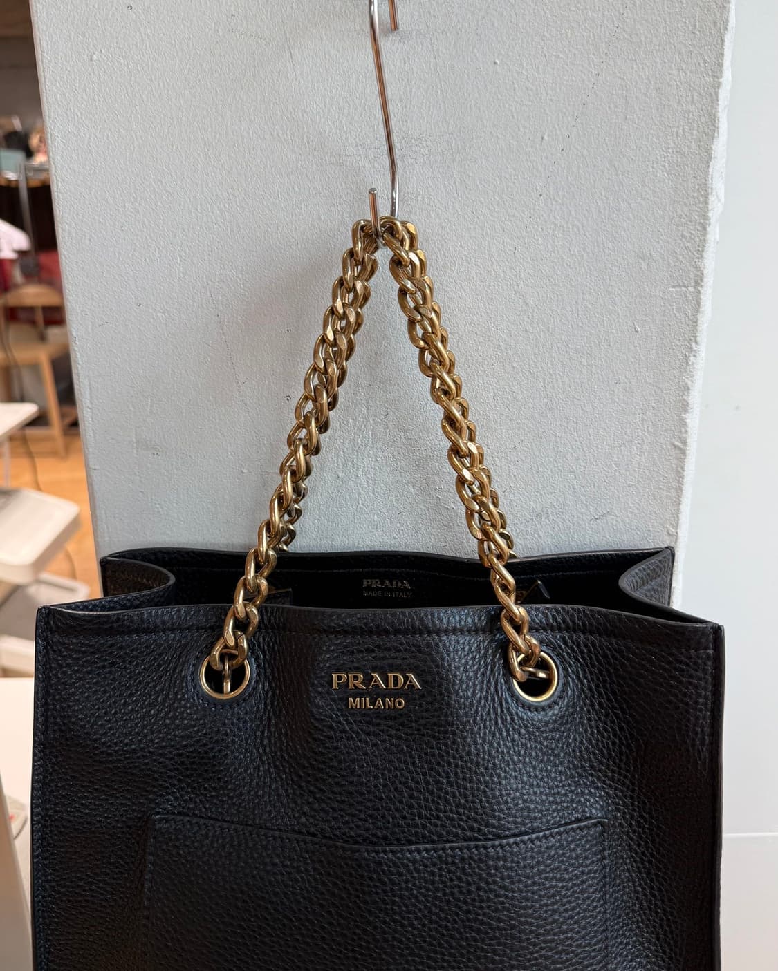 프라다 비텔로 다이노 레더 체인 토트백 상품이미지3