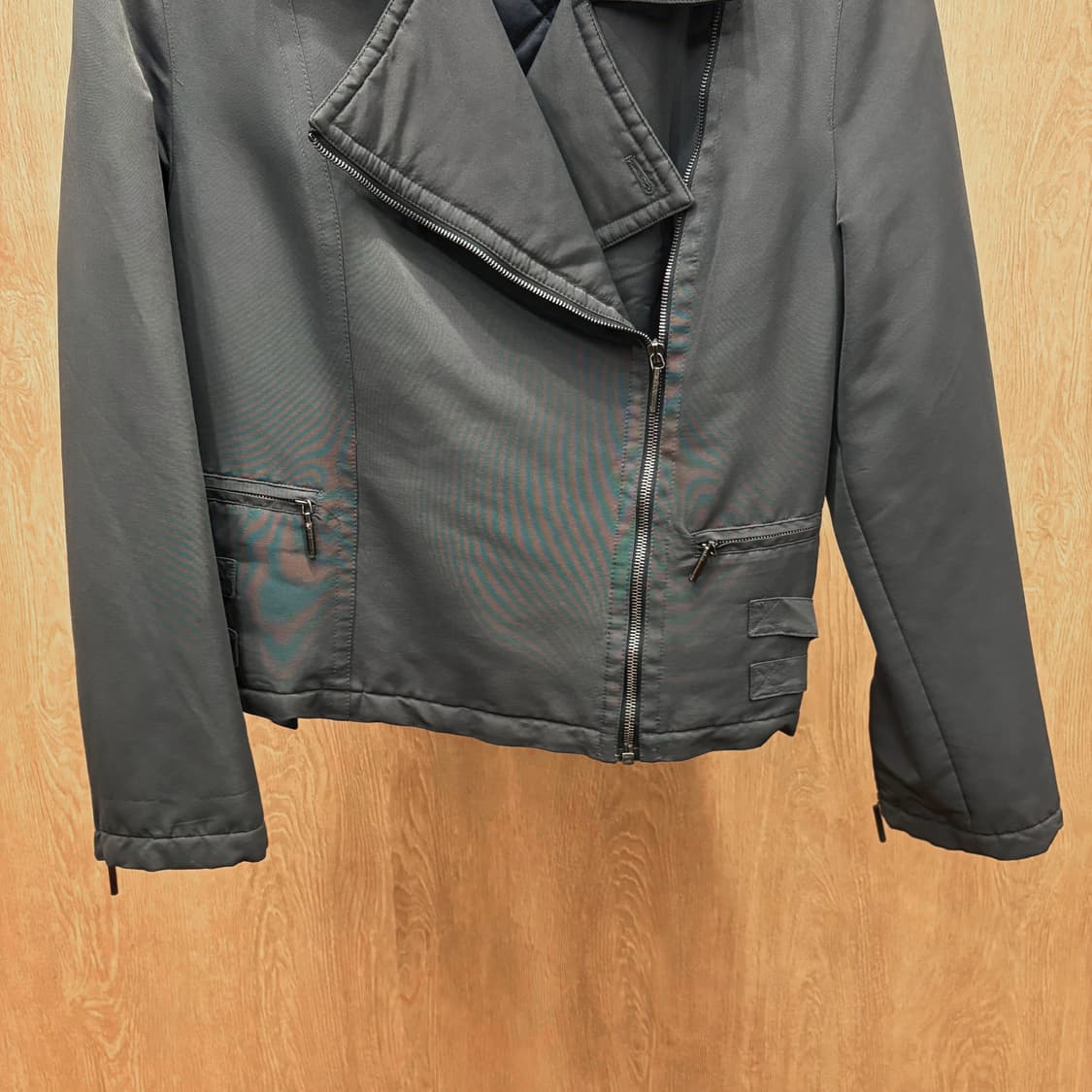 막스마라 패디드 라이더 자켓 D링 스트랩 퀄팅 안감 디테일 차콜 그레이 상품이미지5