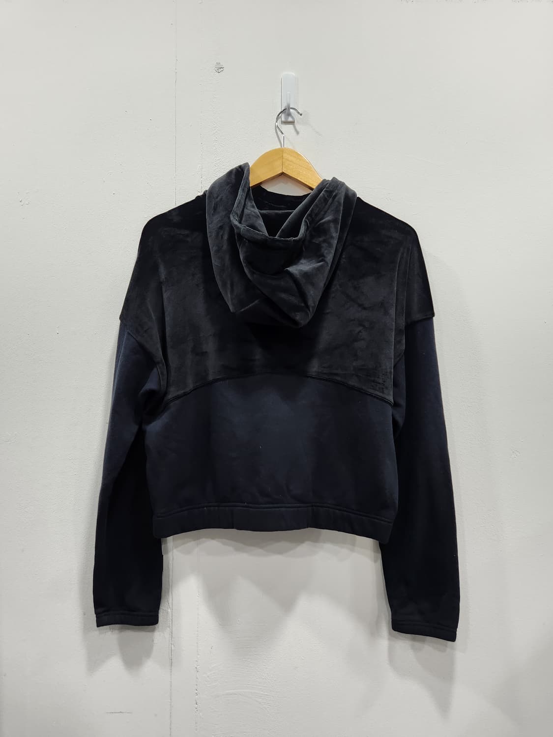 언더아머 세미 크롭 벨벳 후드티 여성 100사이즈 (안감기모) 상품이미지4