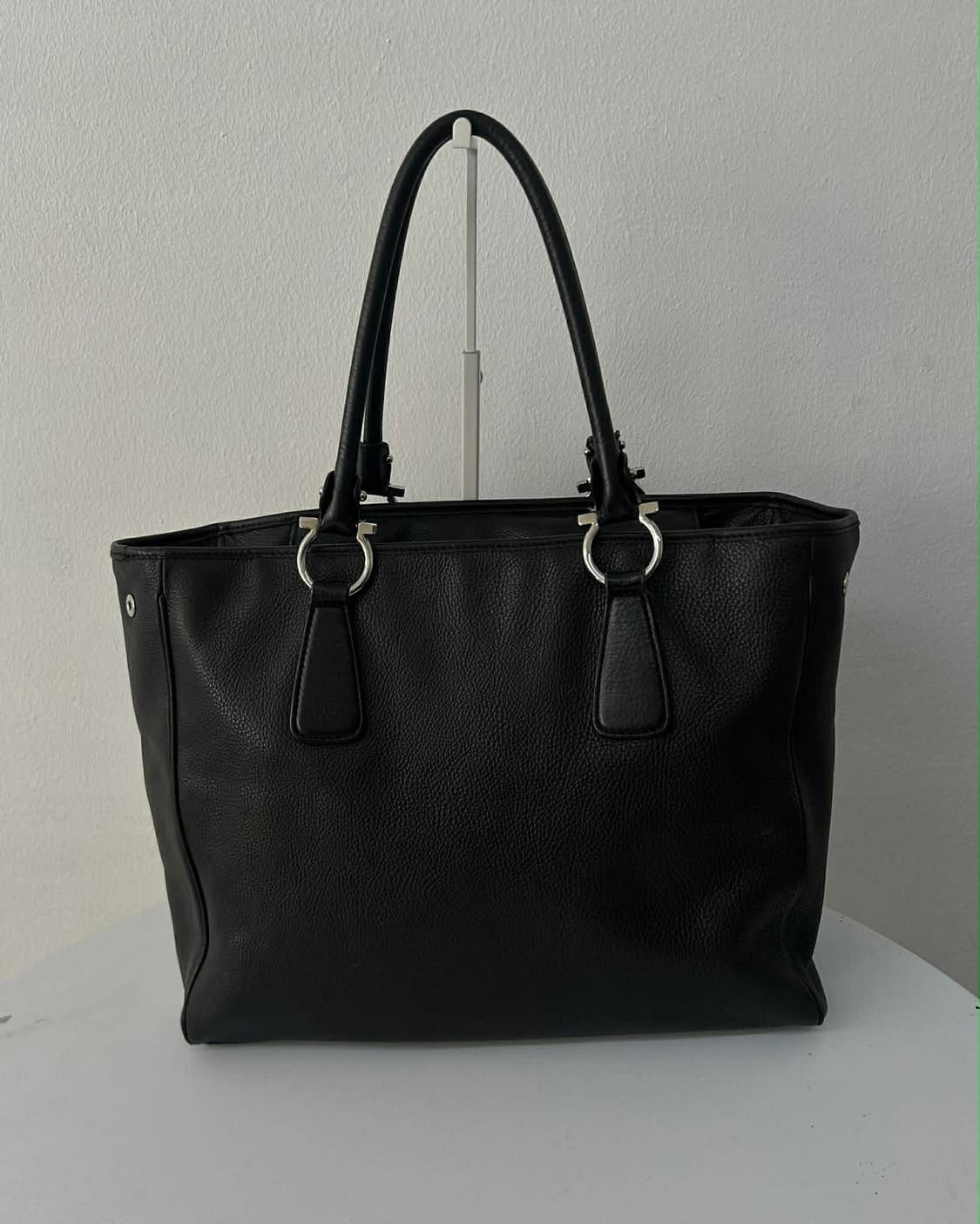 살바토레 페라가모 은장 간치니 가죽 빅 쇼퍼백 미니멀 토트 상품이미지4