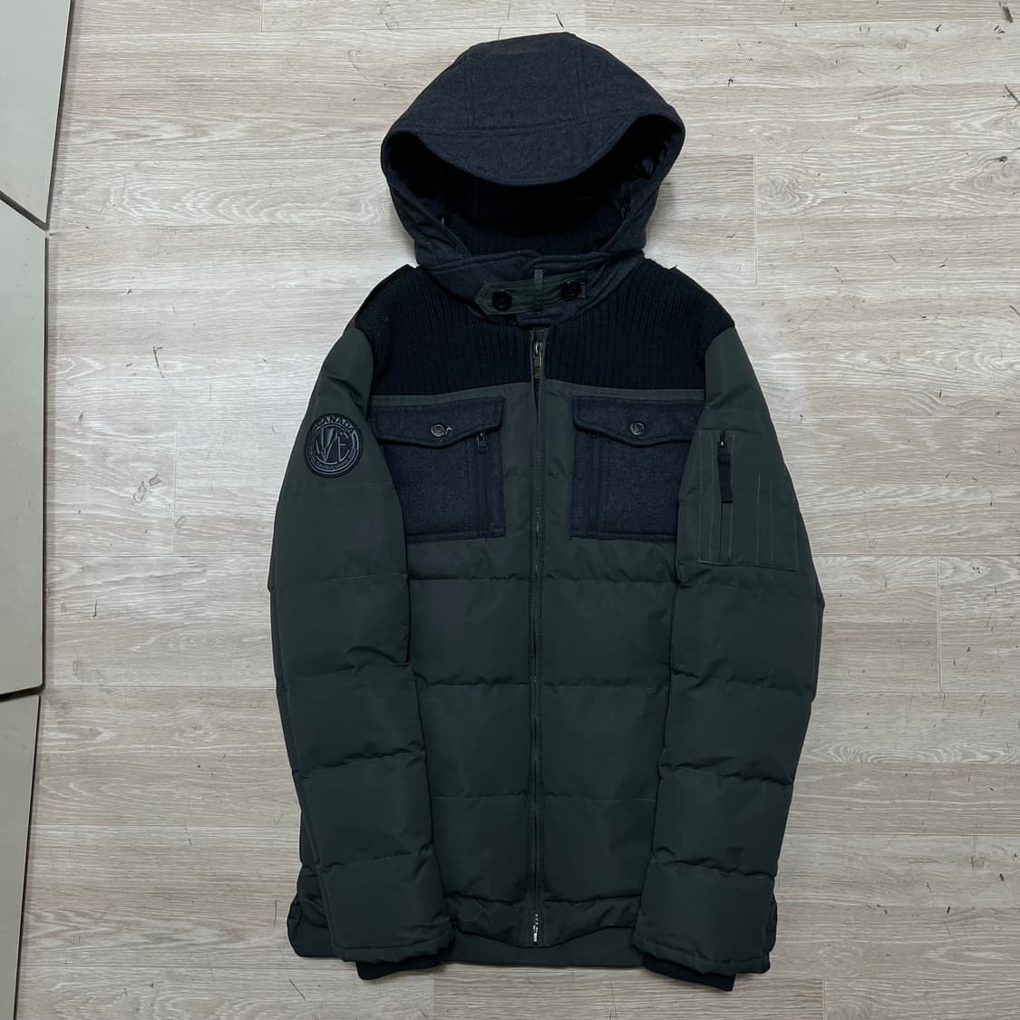 노이즈 니트 배색 와펜 후드 패딩 점퍼 [다크 카키] S/95 상품이미지1