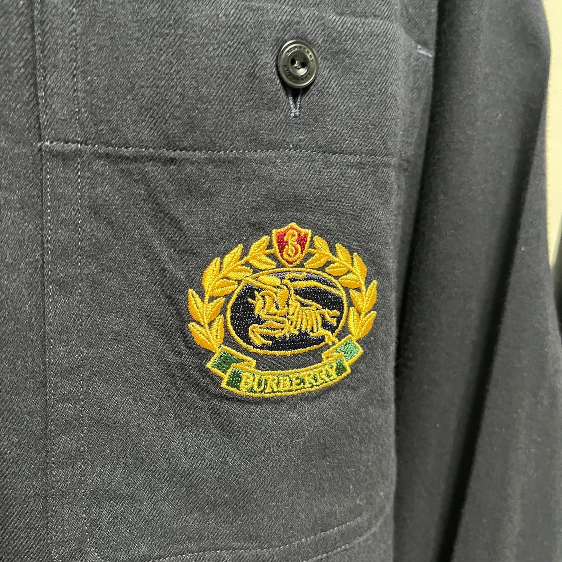 정품 S) 버버리  다크 네이비 크레스토 로고 셔츠 상품이미지3