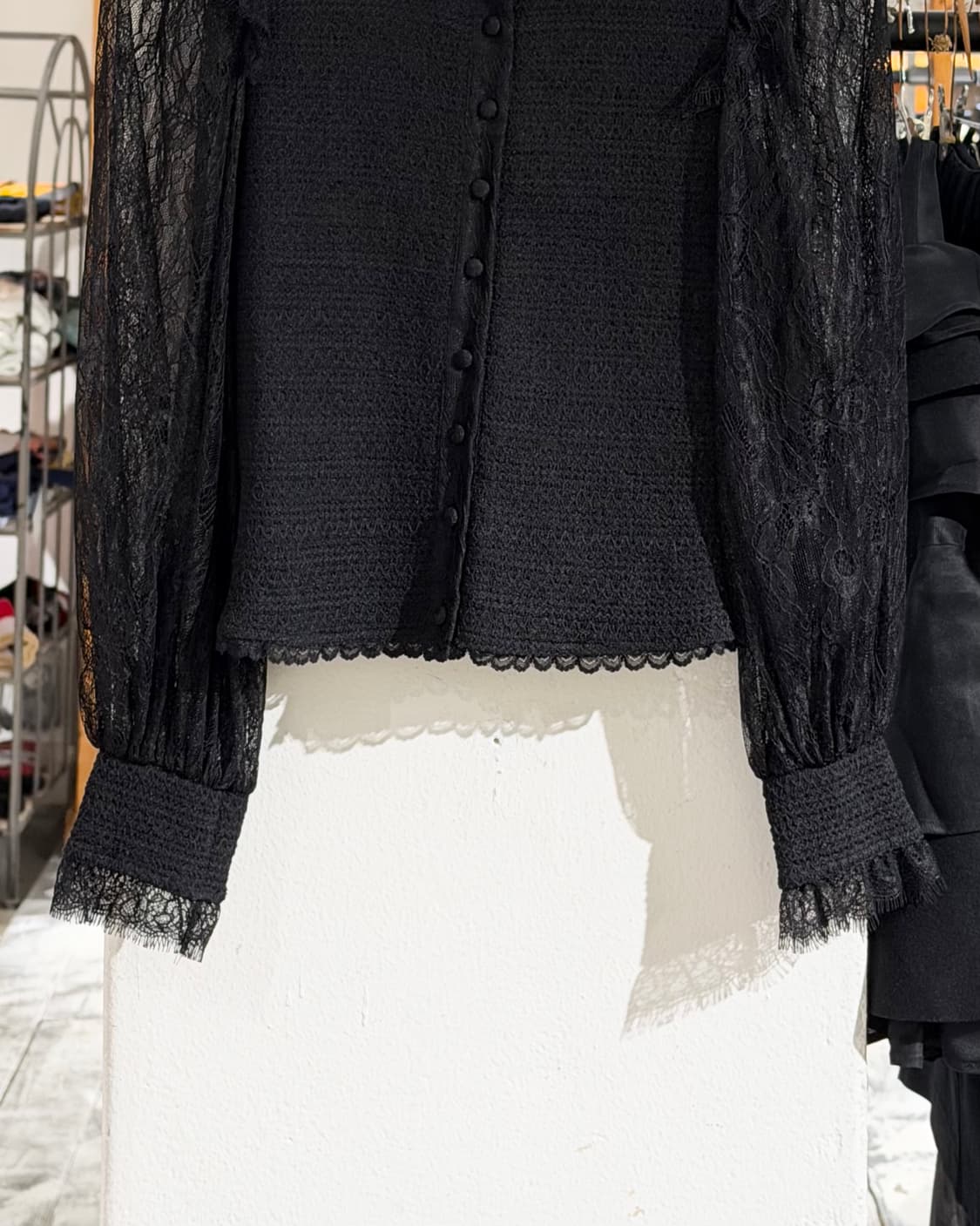 앨리스앤올리비아 블랙 레이스 블라우스  상품이미지5