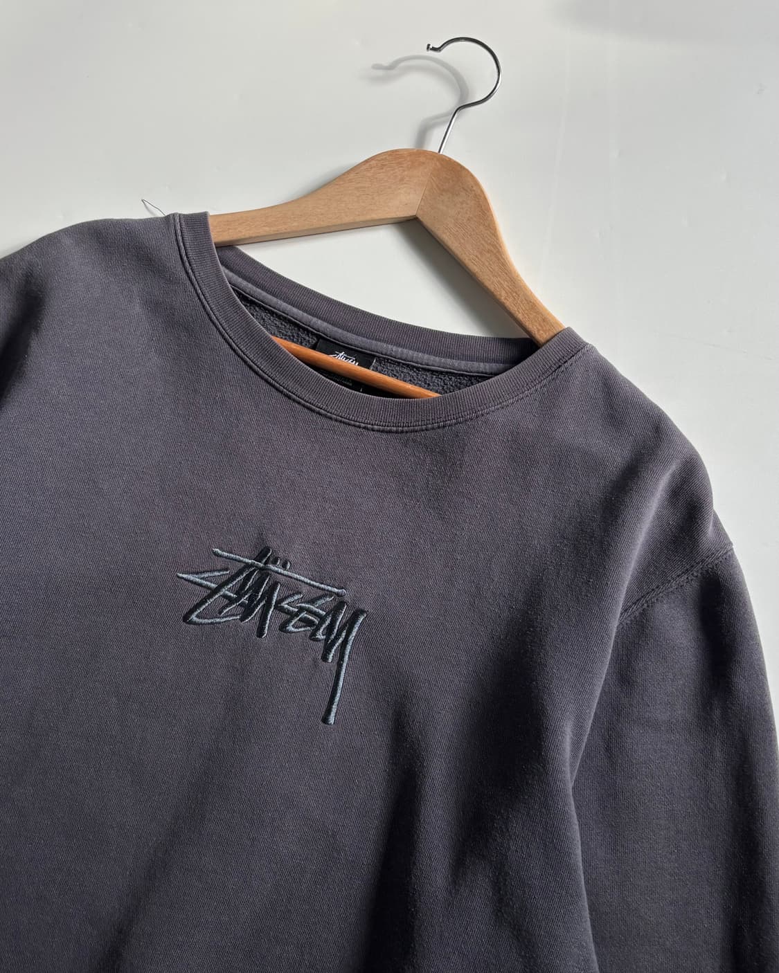 Stussy 스투시 차콜 로고 맨투맨 상품이미지2