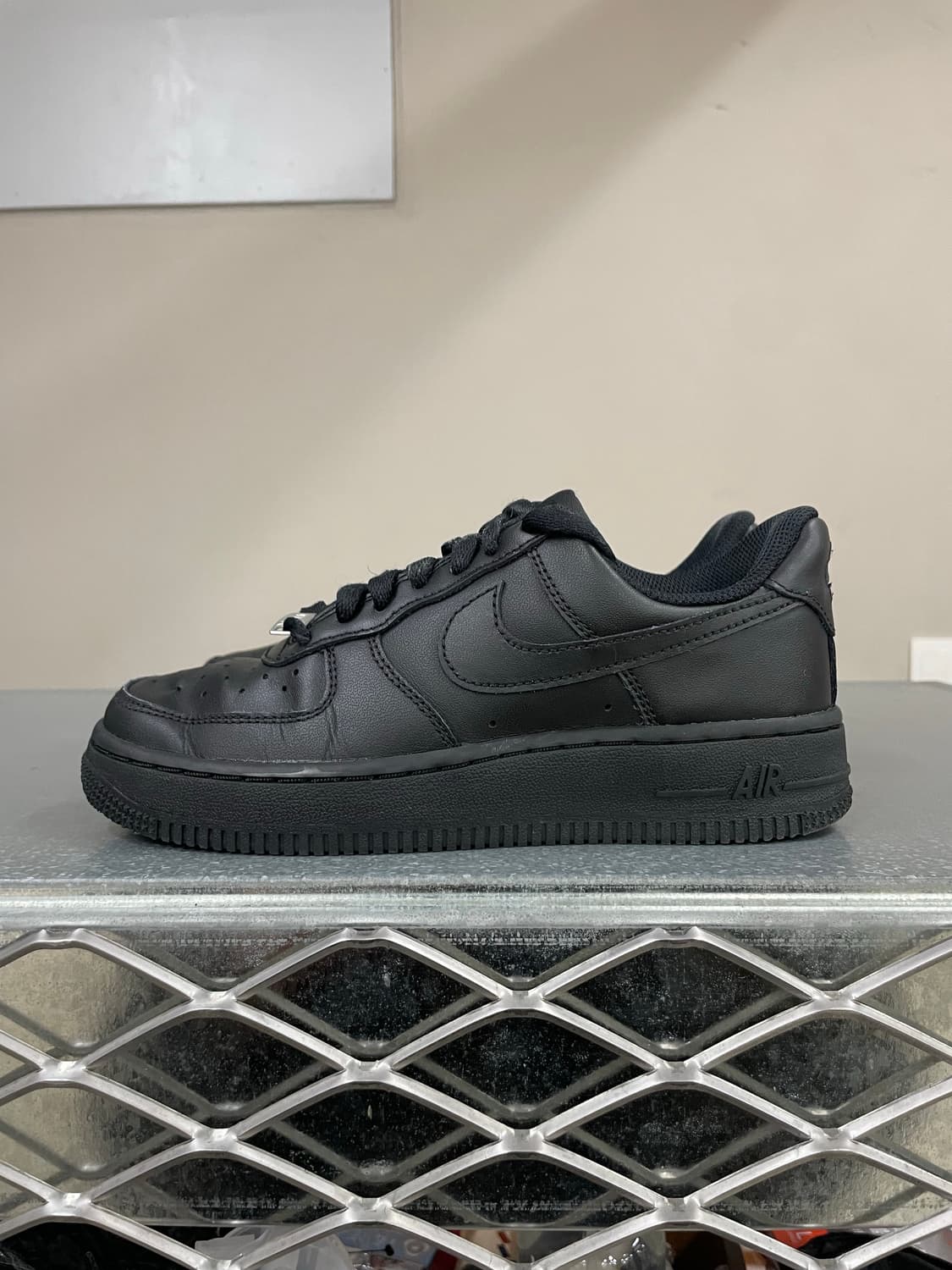 나이키 에어 포스 1 로우 '07 트리플 블랙 220 상품이미지1