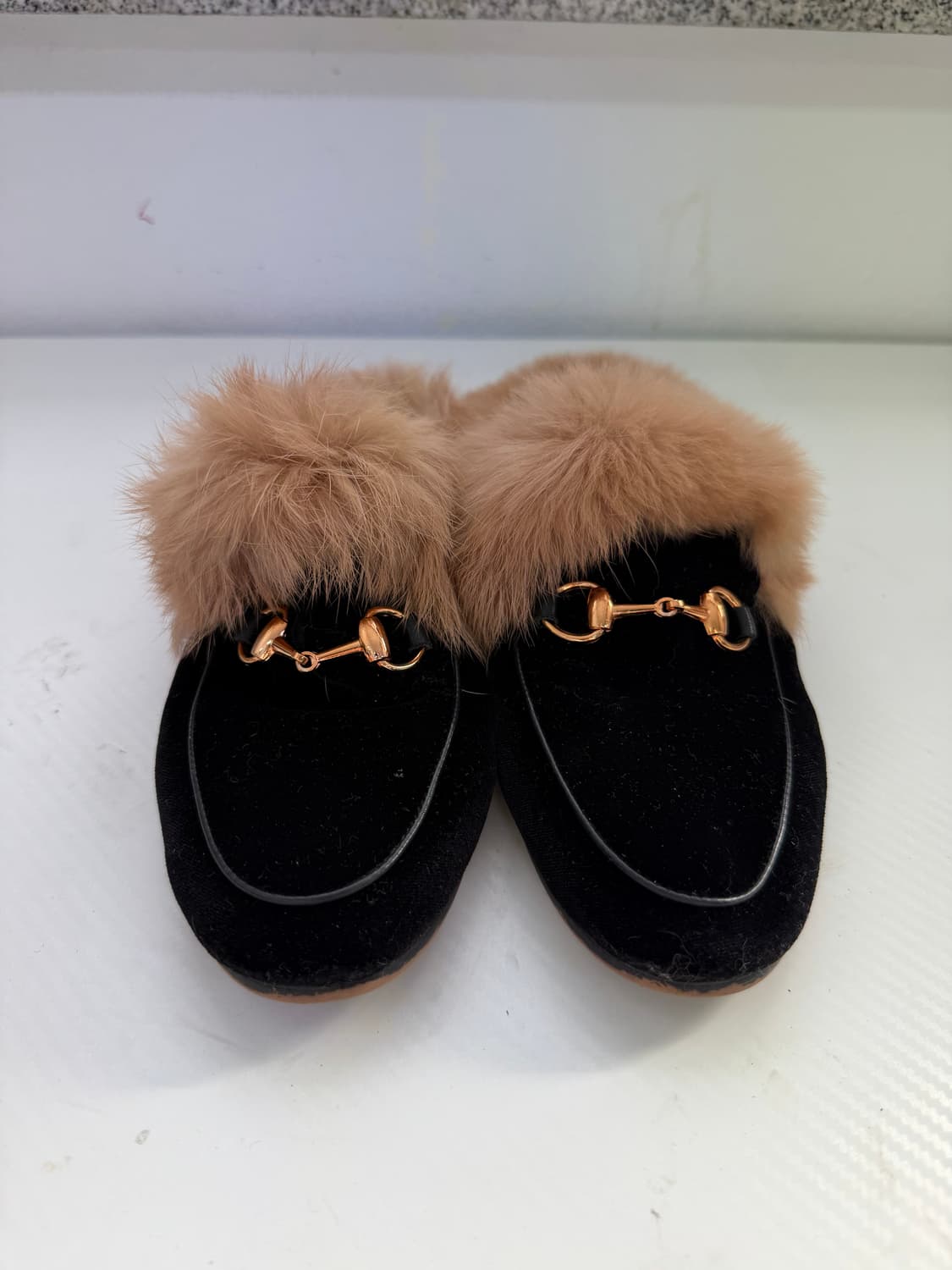 정품) UGG 어그 여성 퍼 물 슬리퍼 6L 상품이미지1