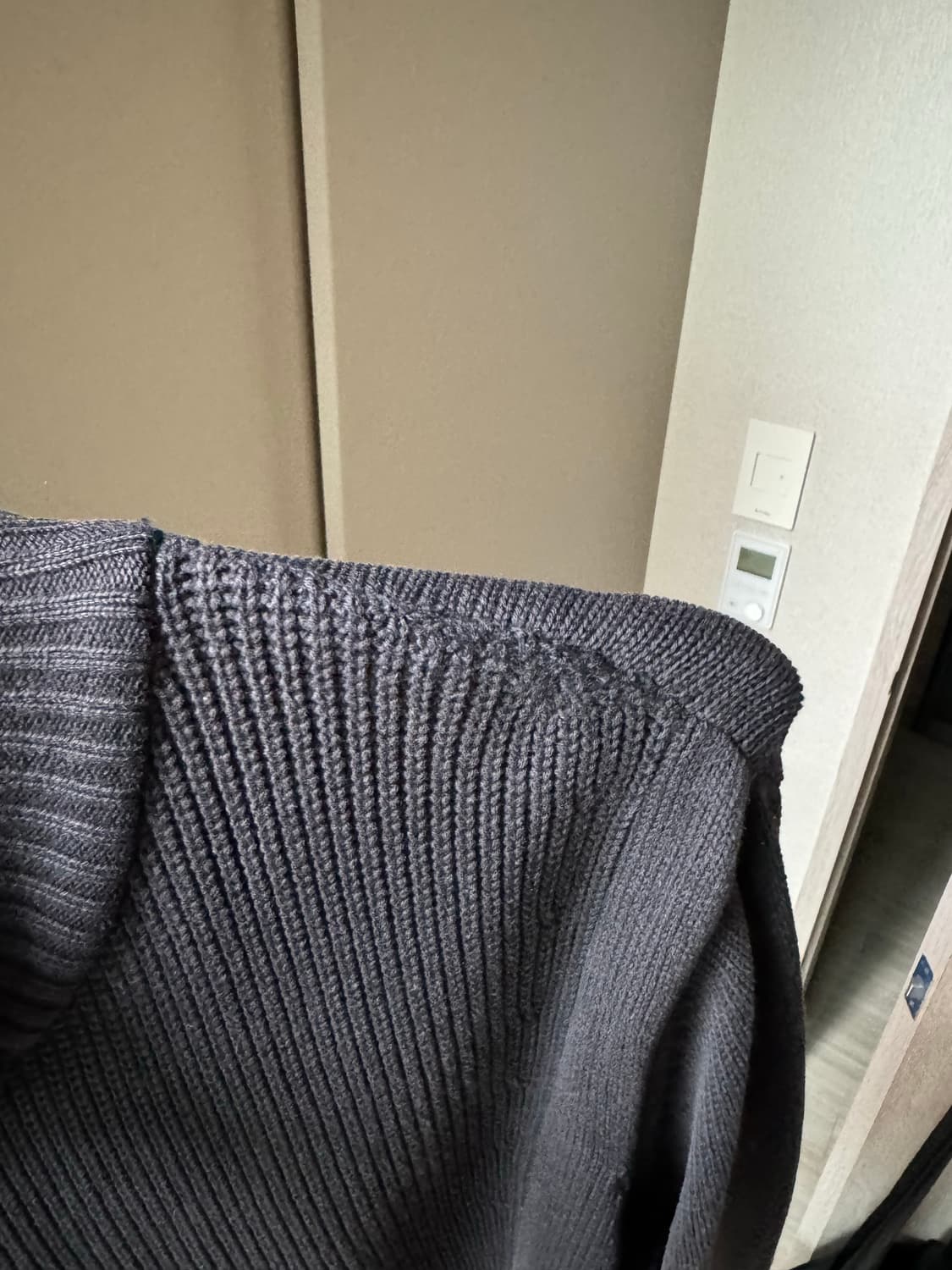 엠포리오 아르마니 비대칭 니트집업 상품이미지3