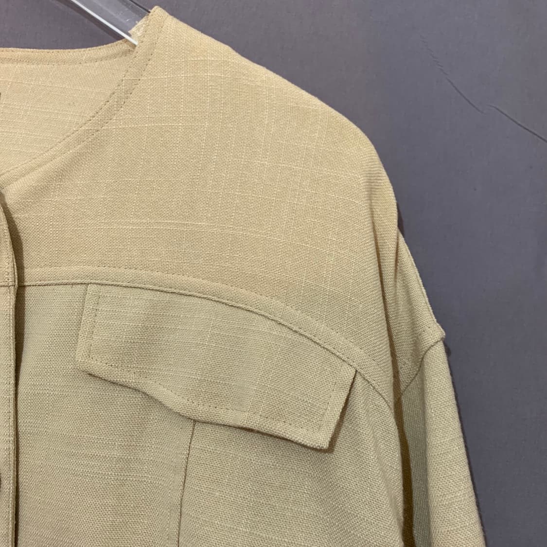 82 타임 22SS 베이지 로고 버튼 크롭 스판 자켓 상품이미지4