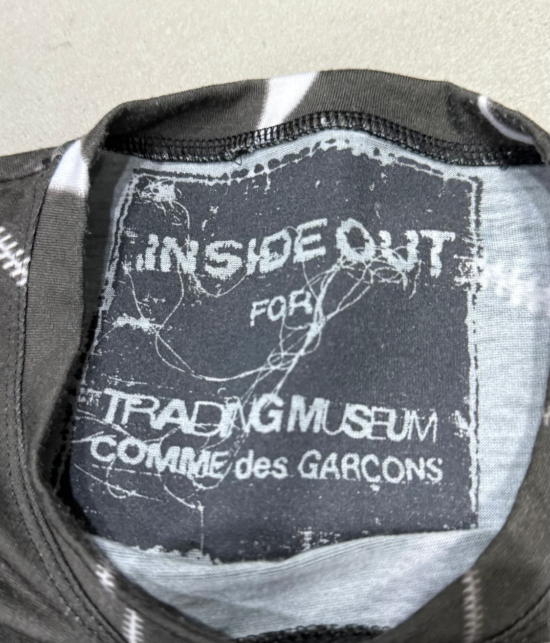 꼼데가르송 트레이딩 뮤지엄 한정 무수한 지퍼 반팔 티셔츠 상품이미지3