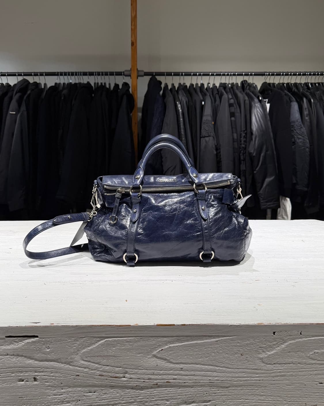 미우미우 네이비 블루 비텔로 럭스 레더 리본 사첼백 상품이미지1