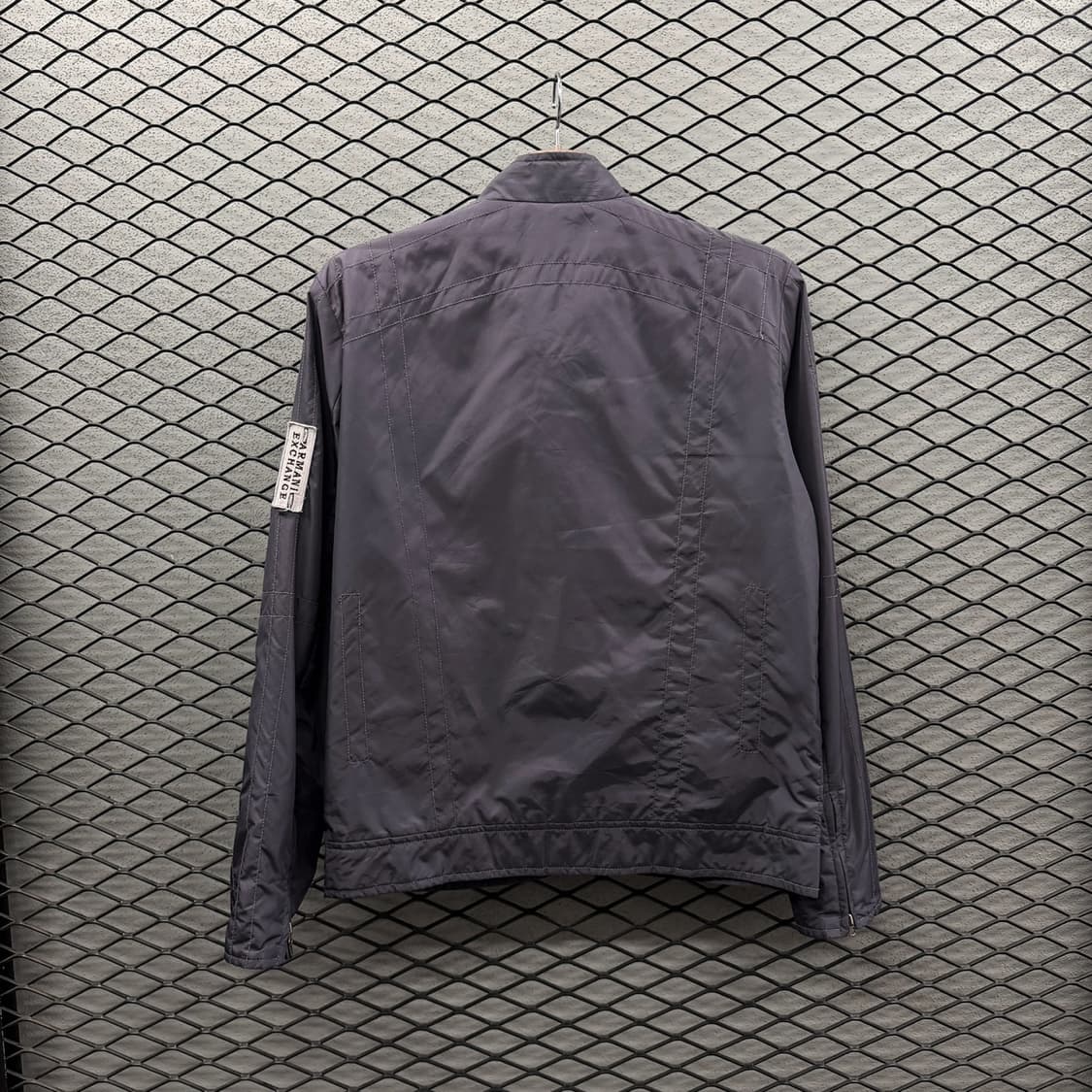 아르마니 익스체인지 가먼트다잉 유틸리티 자켓 버티컬 스티치 암패치 디테일 상품이미지3