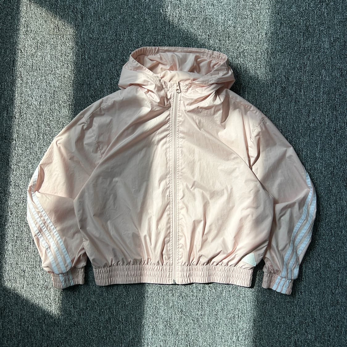 아디다스 에센셜 딸기우유 바람막이 상품이미지1