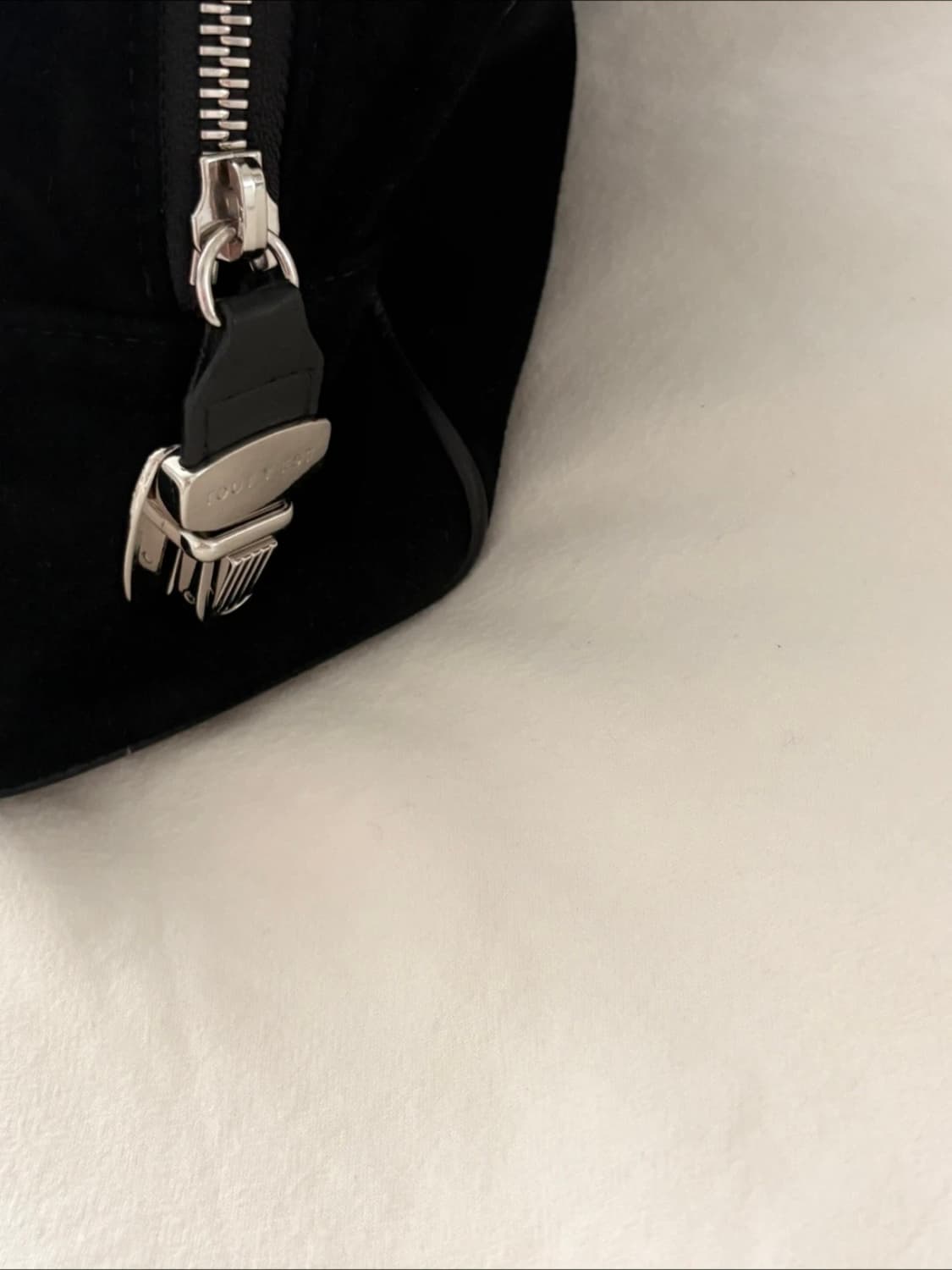 TOUTYEST 투티에 로케백 스몰 스웨이드 블랙 상품이미지4