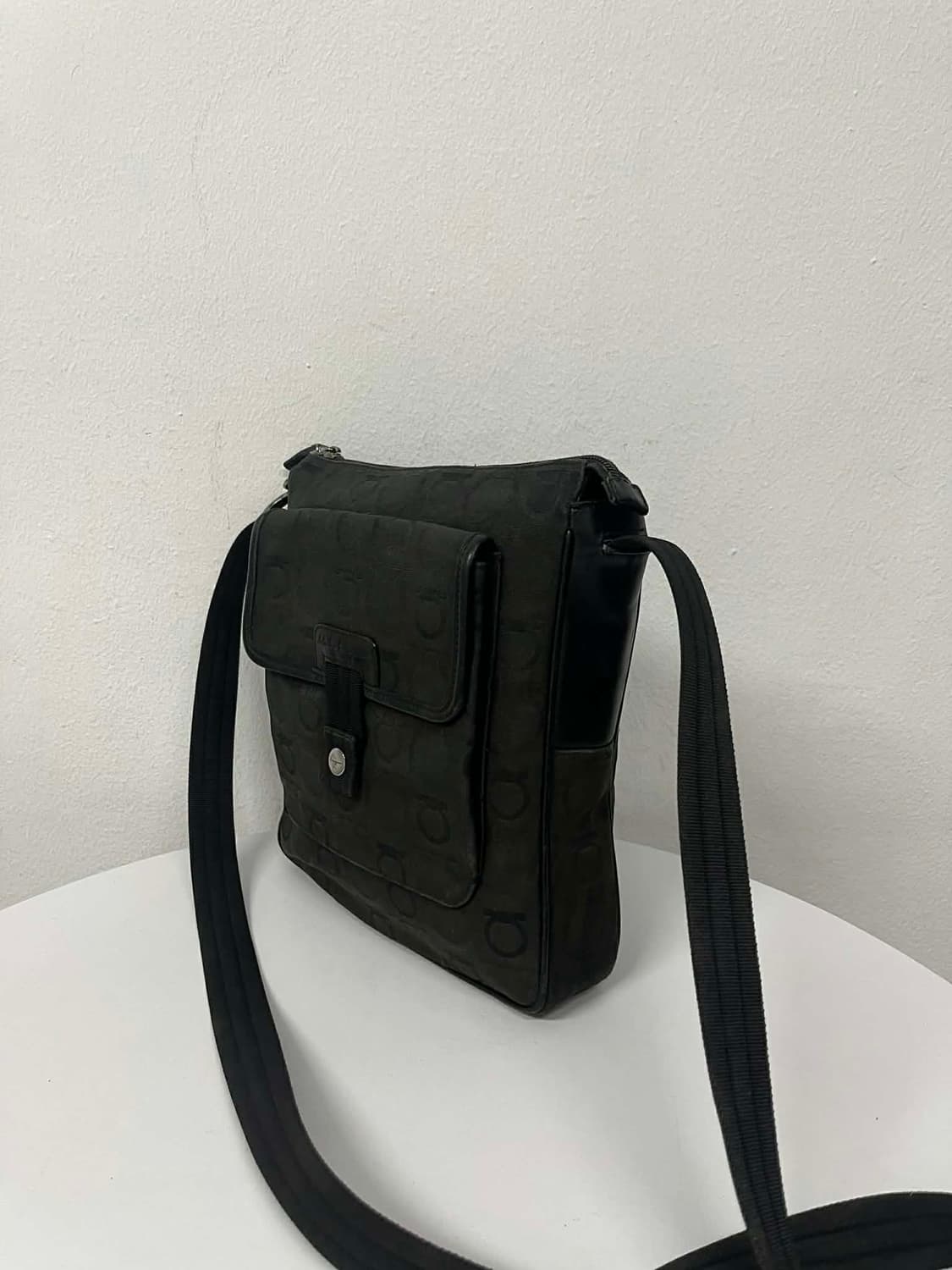 살바토레 페라가모 간치니 모노그램 캔버스 크로스백 숄더백 상품이미지2