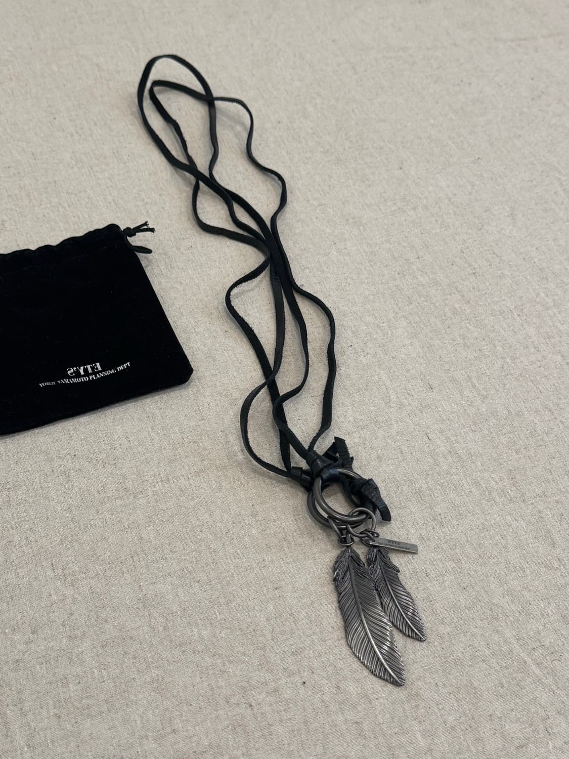 요지야마모토 레더 페더 목걸이 상품이미지1