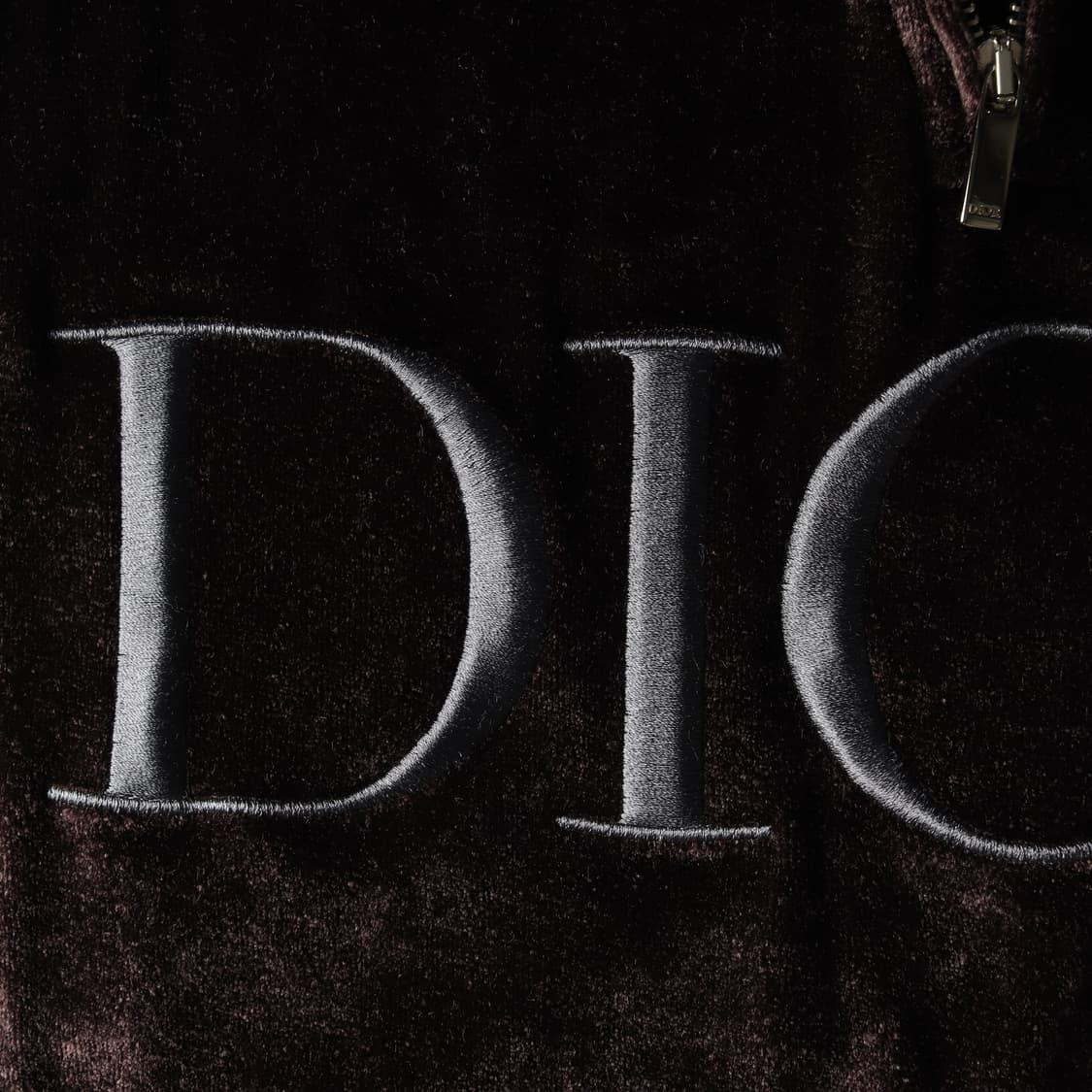 디올 벨벳 하프집업 반팔 티셔츠 블랙 상품이미지4