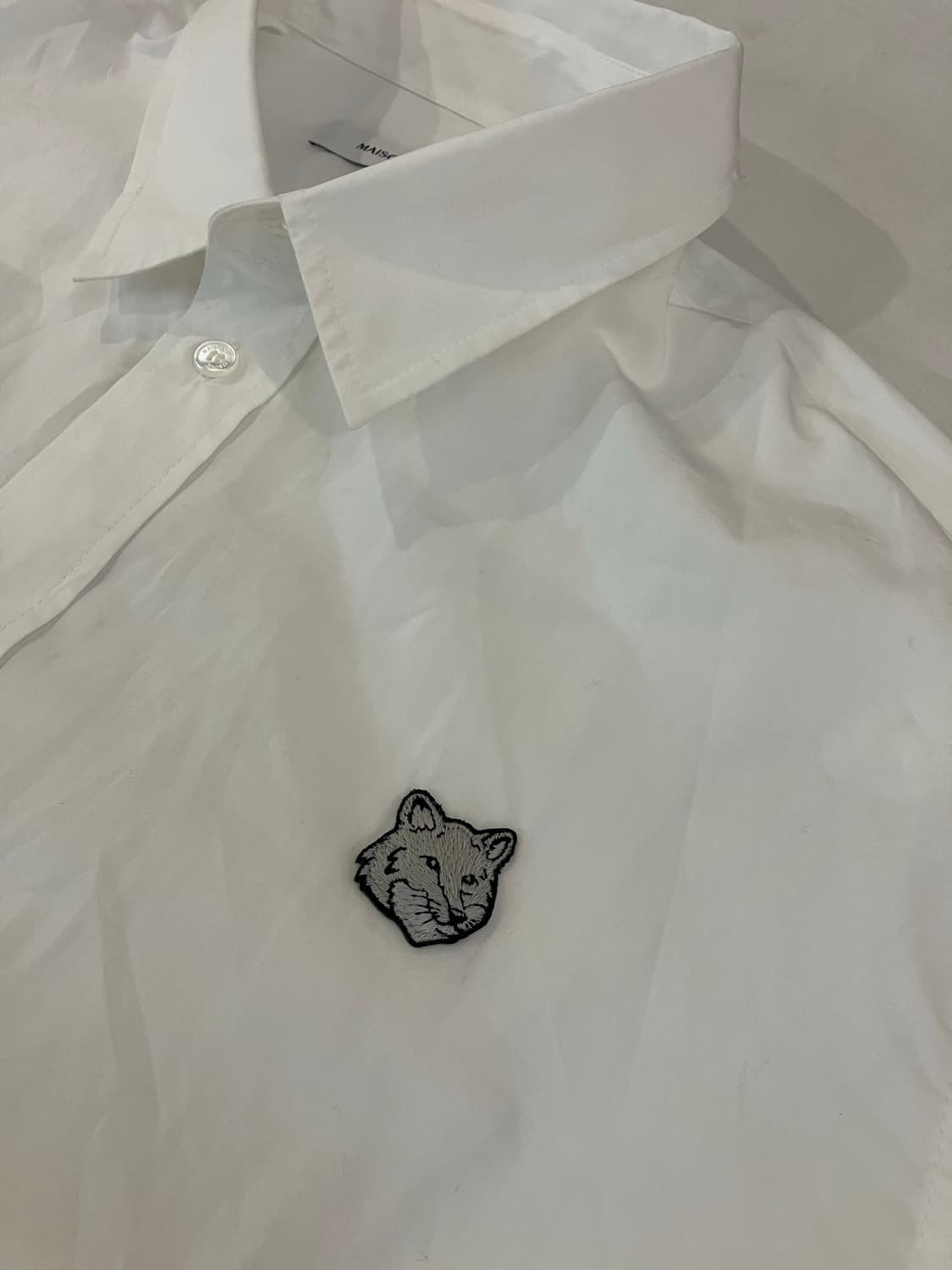 24FW 메종키츠네 볼드 폭스헤드 화이트 셔츠 상품이미지2