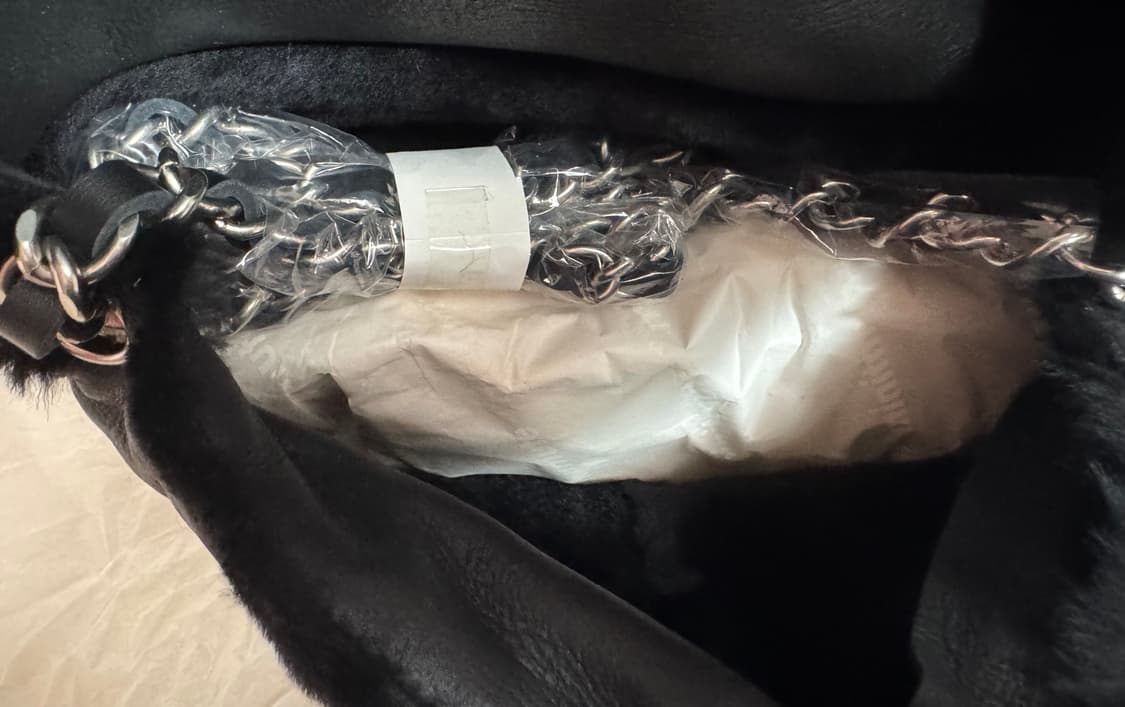 새상품) 미닛뮤트 fable chain 페블 체인백 무스탕 블랙 상품이미지3