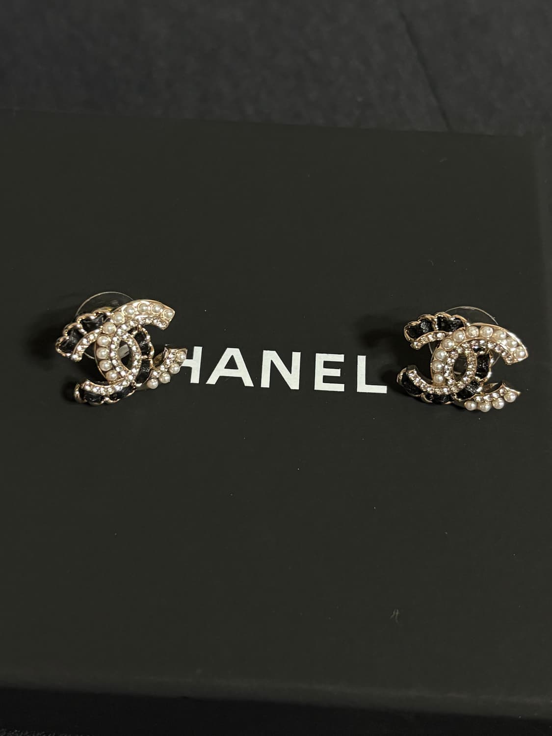 샤넬 정품 cc로고 업사이클링 레더 진주 귀걸이 상품이미지2