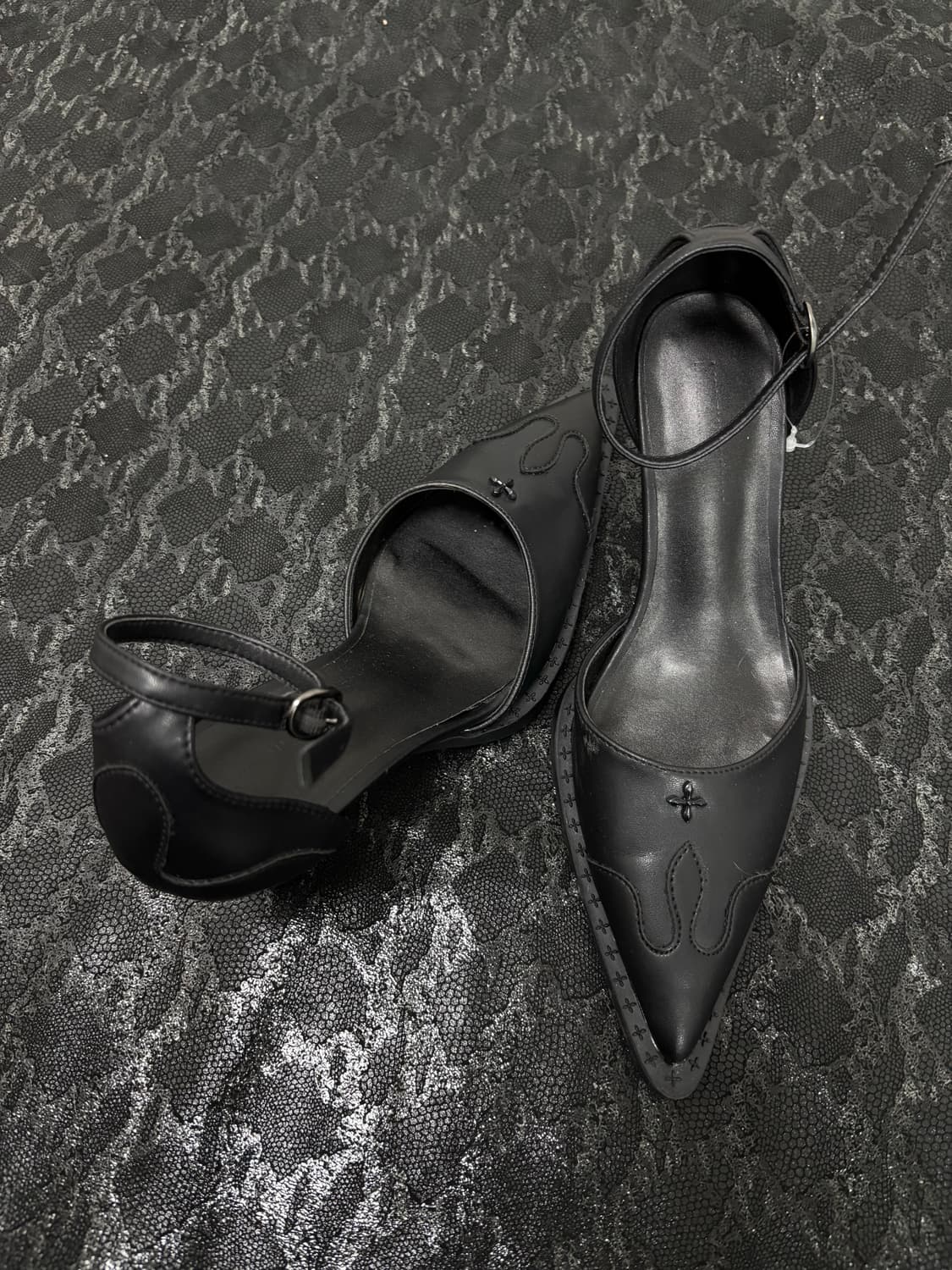 “Vintage” Cross Detail Gothic Mood Shoes 상품이미지6