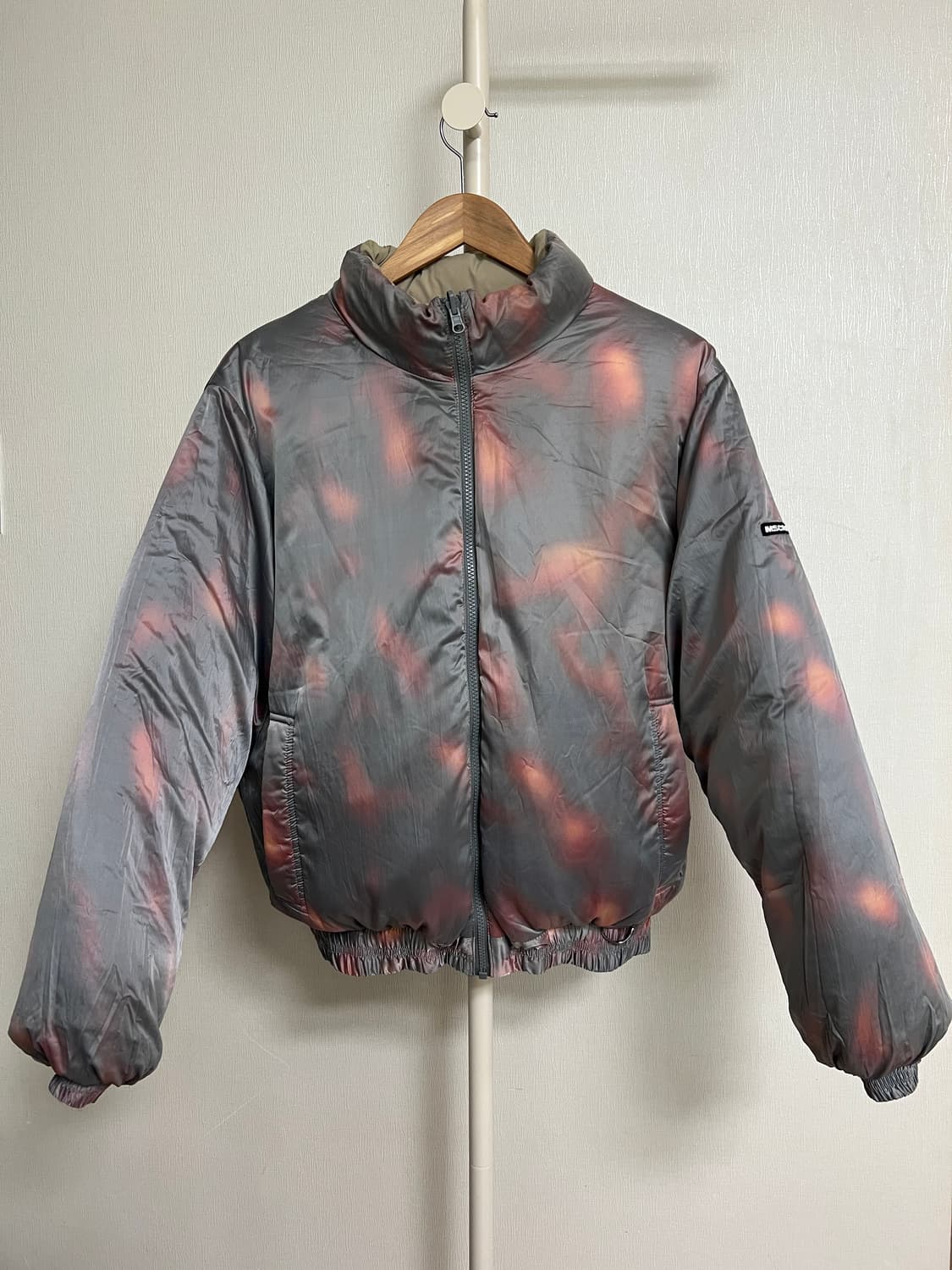 MSCHF 미스치프 로고 자수 크롭 숏패딩 Beige 상품이미지6