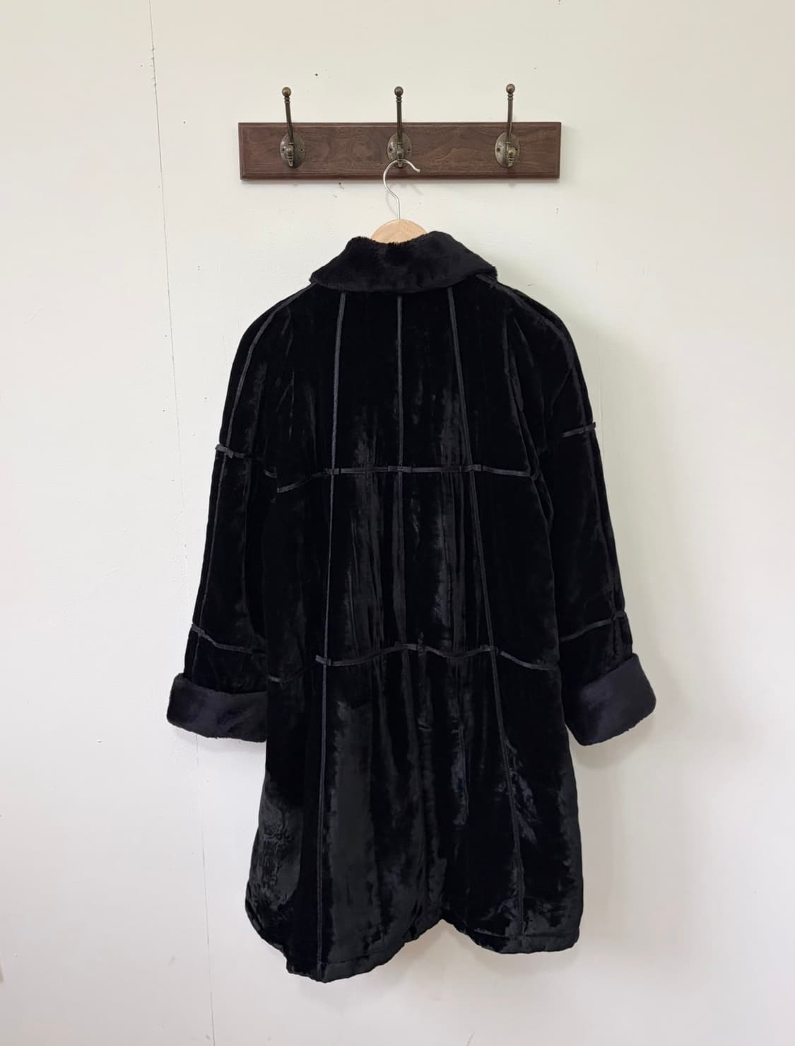 Jilliow voice 블랙 벨벳 무스탕 코트 상품이미지3