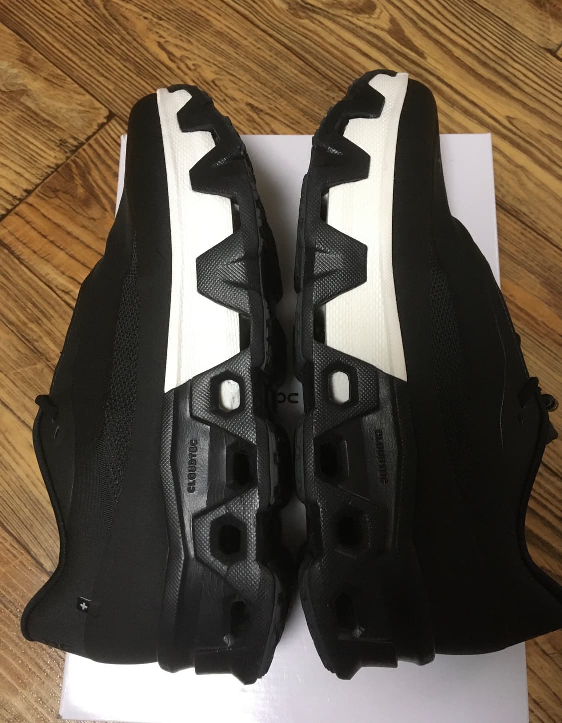 온러닝 파프 클라우드몬스터 하이퍼 블랙 판매합니다 상품이미지5