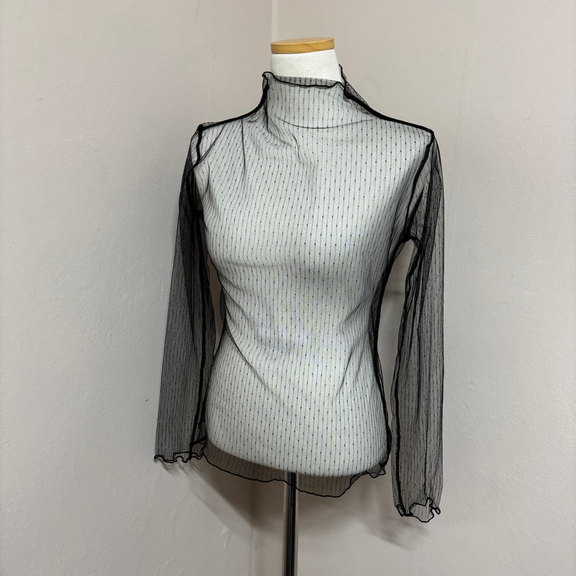 블랙 레이스 프릴 콩단추 골지 슬리브리스 상품이미지2