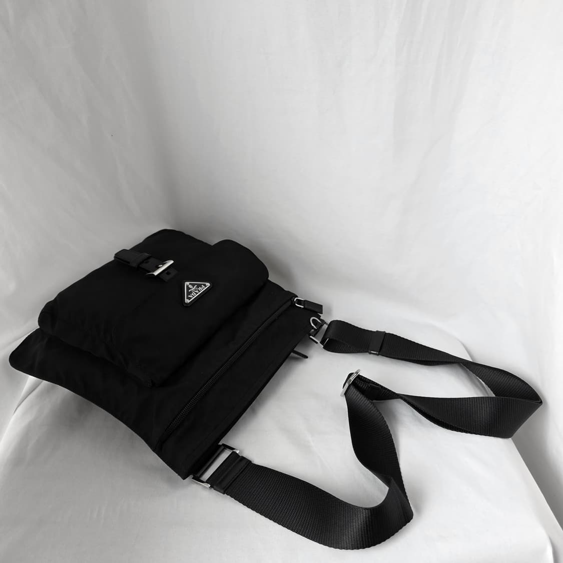 [정품 PRADA] 프라다 폴딩 투지퍼 포코노 나일론 크로스백 남녀공용 상품이미지3