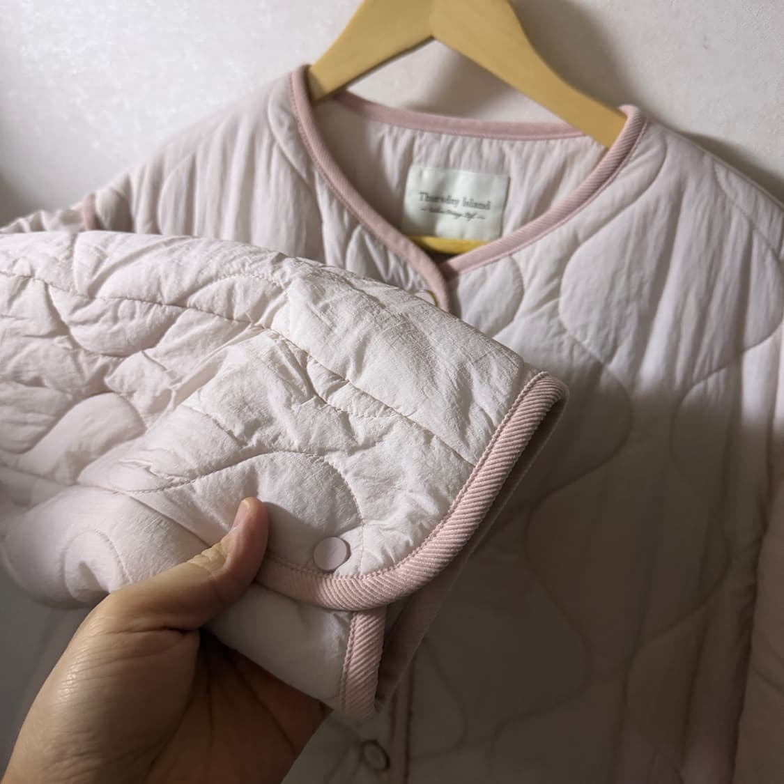 써스데이아일랜드 노카라 어니언 퀼팅 롱코트 (T248MCT231W)  상품이미지3