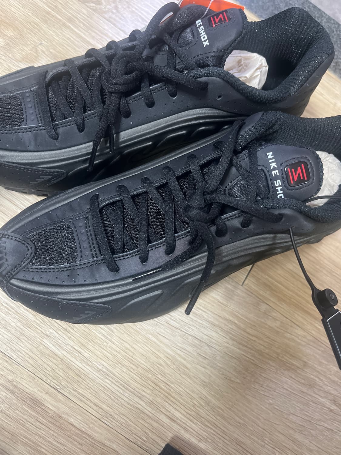 나이키 샥스 R4 블랙 브라이트크림슨(275) 상품이미지1