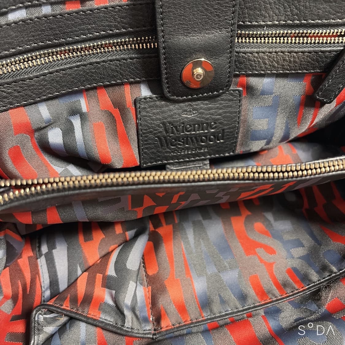 비비안웨스트우드 블랙 가죽 토트백 (크로스끈X) 상품이미지8