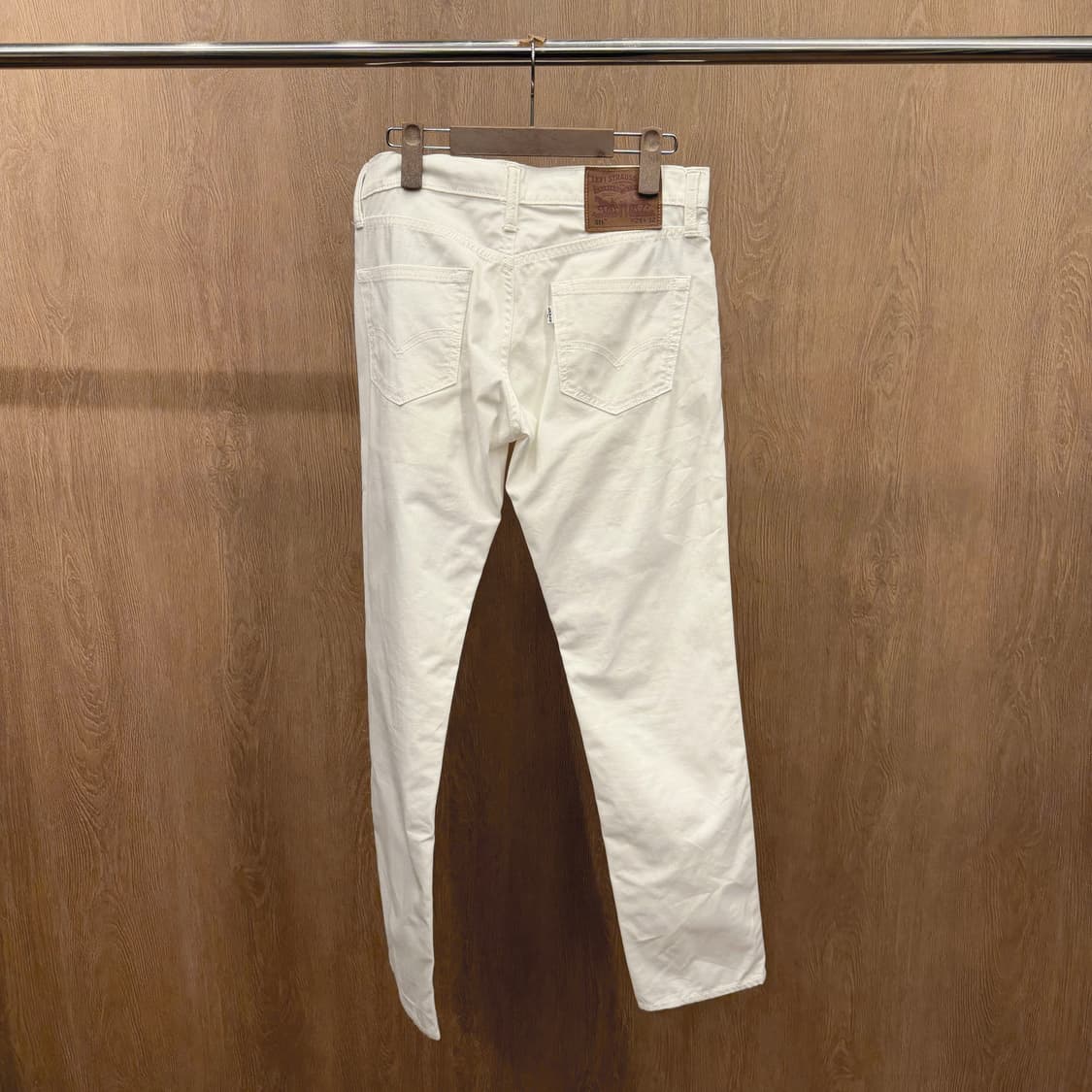 리바이스 511 워싱 코튼 팬츠 화이트 탭 디테일 스트레이트핏 화이트 상품이미지3