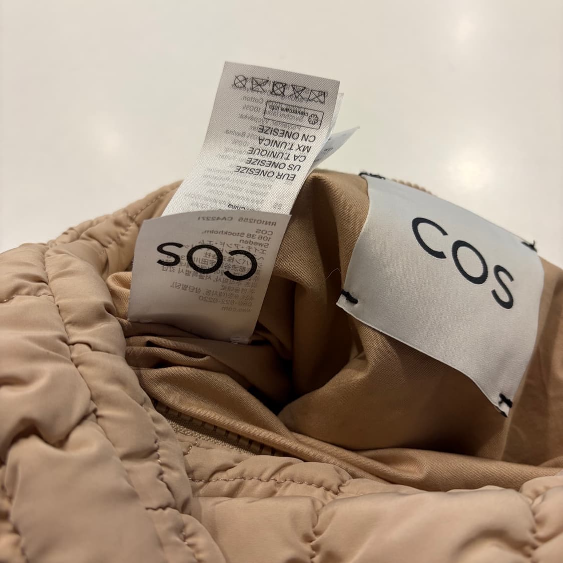 코스 퀼티드 숄더백 베이지 토트백 상품이미지3