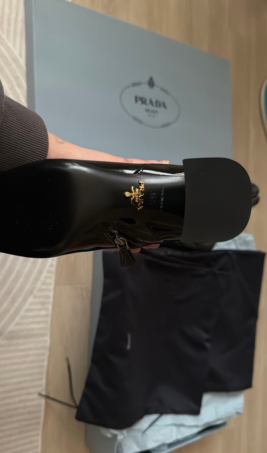 프라다 블랙 에나멜 롱부츠 상품이미지1