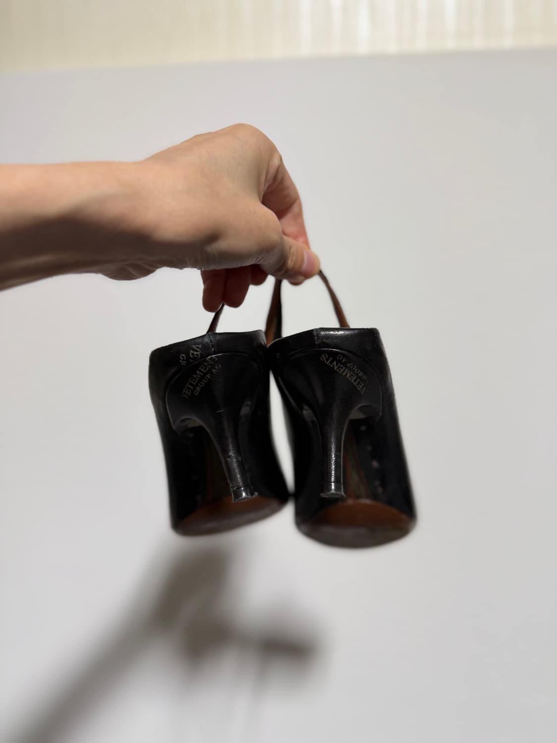 베트멍 엠보스드 슬링백 키튼힐 블랙 250 상품이미지3