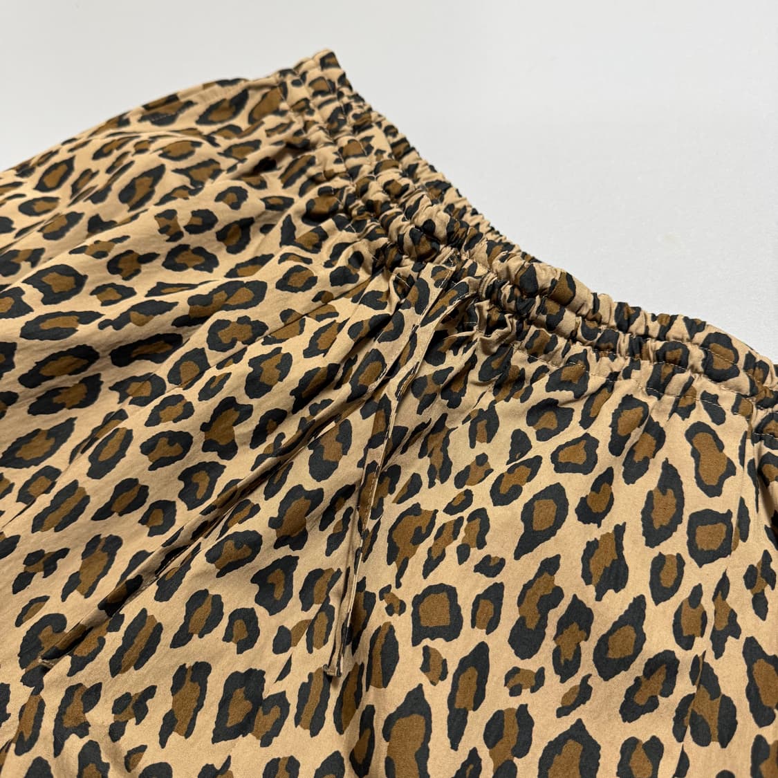 니들스 x KEBOZ 브라운컬러 레오파드 패턴 파피용 로고 버뮤다 쇼츠 상품이미지3